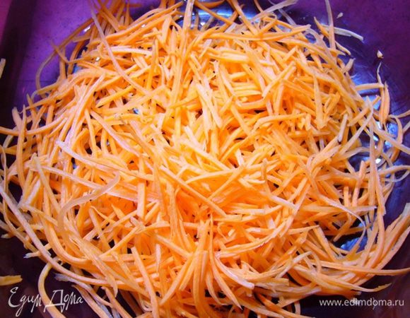 Морковку и свеклу очистить, натереть на терке для корейской моркови соломкой.