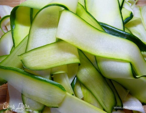 При помощи овощечистки кабачок и цукини нарезать слайсами.
Форель – небольшими кусочками.
