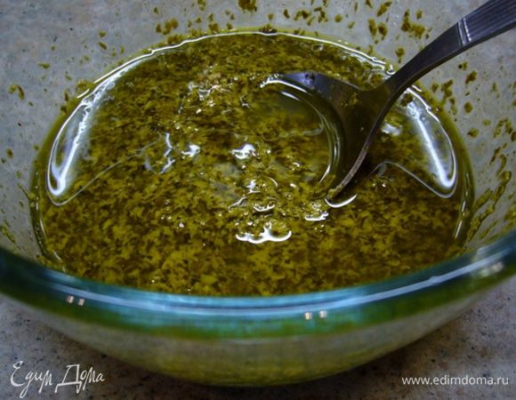 Для заправки смешать соус песто и лимонный сок, оливковое масло, соль, перец.