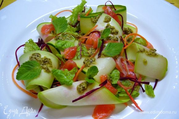 Выложить в тарелку овощи, листья салата, форель, полить заправкой, украсить листиками мяты! Очень вкусно и по-летнему легко!