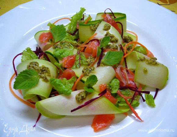 Выложить в тарелку овощи, листья салата, форель, полить заправкой, украсить листиками мяты!
Очень вкусно и по-летнему легко!
