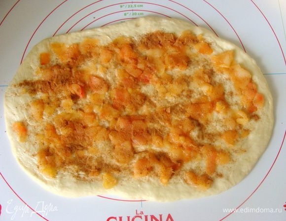 Разделить тесто на 3 части(тут я делила на 4, можно и на 2, но 3-оптимальное решение, а в общем выбирайте сами). Раскатать одну часть, распределить половину начинки, посыпать сверху корицей.