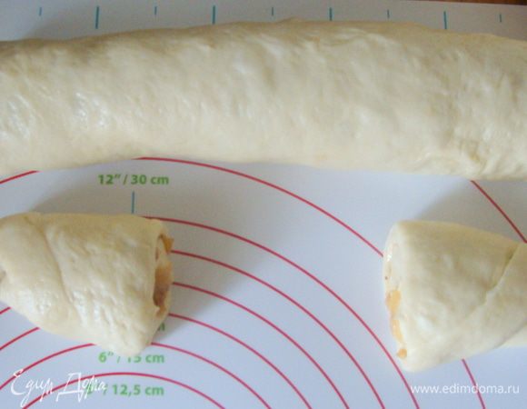 Свернуть рулет. Обрезать края.