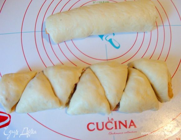 Дальше порезать середину на условные треугольники, меняя угол ножа. Тоже самое повторить со второй половиной теста.