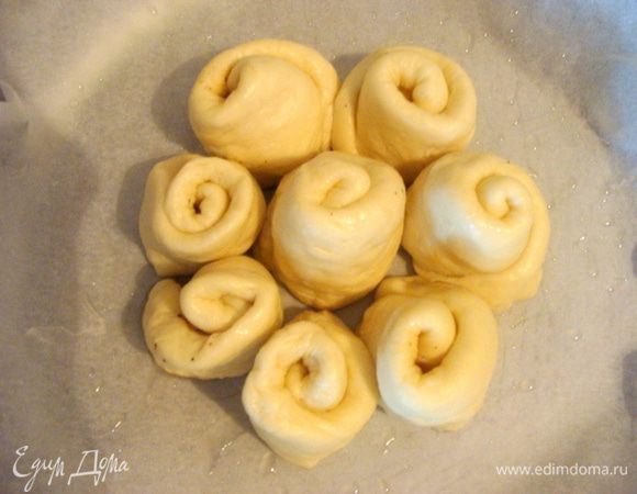 Обрезанные крайние части выложить в центр формы. 
Сейчас они разные по величине, т.к. пока я работала со второй половиной теста, первая успела уже подойти заново)) ну потом все выровняется.