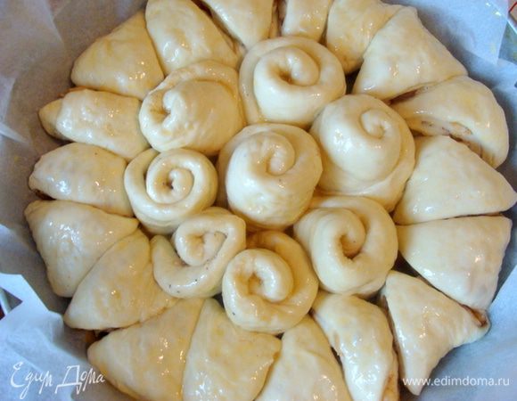 Треугольнички выложить по кругу! Сверху помазать пирог взбитым яйцом.