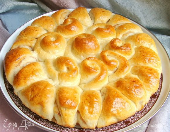 Выпекать при 180* до золотистого цвета. Примерно 40 минут, в зависимости от размера пирога.
 У меня форма 35 см!!! Пирог получается большой! На меньший, надо уменьшить дозу теста.