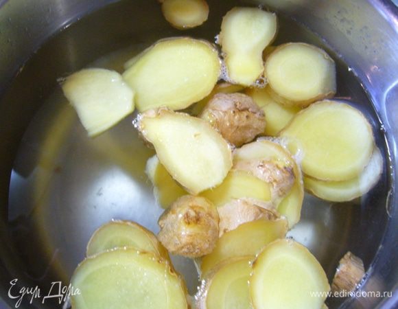 Воду с сахаром вскипятить. 
Имбирь тщательно щеточкой вымыть и нарезать кружками прямо с кожурой.
Добавить в воду имбирь. Дать настояться под крышкой, пока не остынет.
