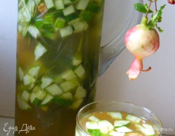 Добавить огурцы и лимонный сок в напиток, дать настояться в холодильнике.
И наслаждаться в жару!
