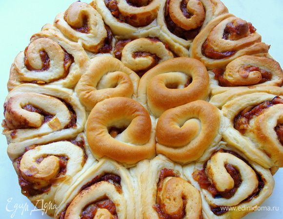 А вот получилась бабочка на цветочке! Это случайно! Заметила уже когда испекла)))
 Пироги такие пеку через день сейчас, пока сезон яблок... поэтому столько вариантов)))