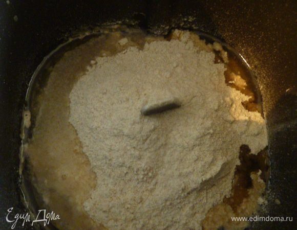 Тесто я замешиваю с помощью хлебопечки.
На дно ведерка налить масло и воду.
Насыпать 3 ст.л. с горкой цельнозерновой муки, 2 ст.л. с горкой измельченных овсяных хлопьев, 2 ст.л. с горкой ржаной муки.