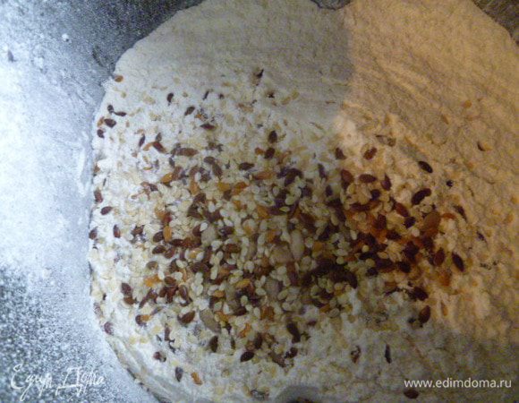 Сверху 3 стакана (250 мл) просеянной пшеничной муки. И 1 столовую ложку зерновой смеси (семена льна, кунжут, очищенные семечки подсолнуха).