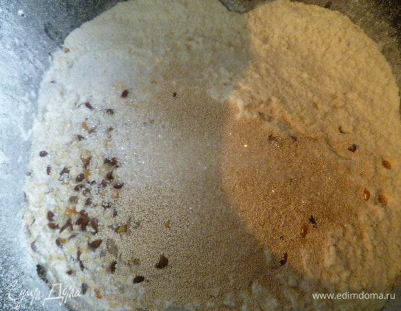 Сверху соль, сахар (неполную 1 ч.л.) и сухие быстрорастворимые активные дрожжи.
На этом этапе нужно добавить сушеный базилик.
Я же добавила во время замеса.