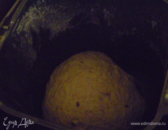 Поставить на режим «Тесто».
Здесь темное фото, но видно, что получился хороший колобок.