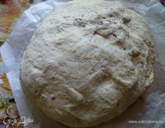 Готовое тесто переложить на противень с пергаментом, накрыть полотенцем и оставить на расстойку на 20-30 минут.