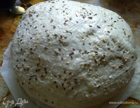 Теперь нужно смазать его мучной смесью: 1 ч.л. муки, разведенной в небольшом количестве воды, чтобы была консистенция сметаны.
Сверху посыпать зерновой смесью.
