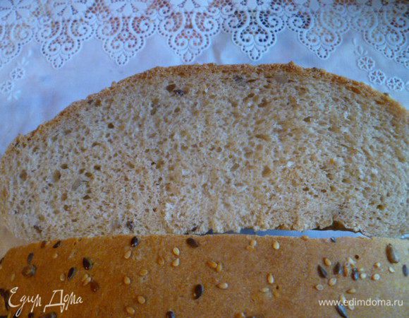Здесь лучше видна структура хлеба.
Угощайтесь и вы!
Сегодня отнесла хлеб бабушке, она сказала, что лучше хлеба в своей жизни не ела. Это достойная похвала от человека, который научил меня готовить!