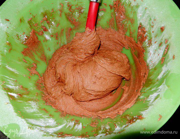 250 мл мягкого масла (маргарина) взбить миксером с 1 ст. коричневого сахара. Добавить сухую смесь шоколадного пудинга - 1 пачку (115 мл), продолжать взбивать. Добавить 2 яйца и 1 ч.л. соды, перемашать. Постепенно добавлять в полученную смесь 2 ст. муки, взбивая.