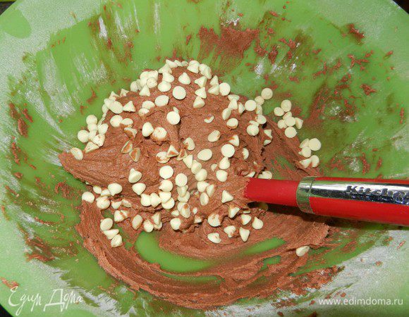 Добавить 180 г капель белого шоколада (1 ст).