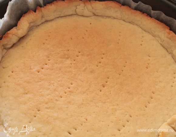 Достать тесто из холодильника, раскатать в круг на бумаге для выпечки, перенести в форму, оформить бортик,слегка наколоть вилкой и поставить в духовку на 7-10 минут.Тесто должно слегка схватиться.По фото видно,что я немного передержала в духовке и нижняя часть моего пирога получилась немного суховата.Достать форму из духовки,остудить.