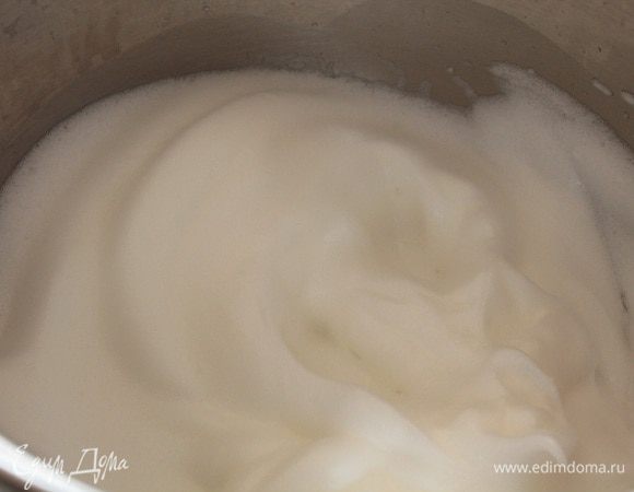 Белки взбить до густой пены