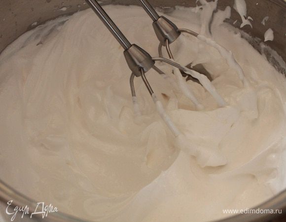 Продолжая взбивать,постепенно добавить сахар(120 гр),взбить до мягких пиков,что бы сахар растворился.