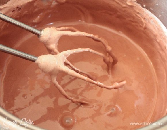 Через ситечко понемногу добавить порошок пудинга,взбивая на минимальной скорости миксера.Белки осядут,ничего страшного.Затем,продолжая взбивать, добавить по одной ложке растительное масло.Я использовала шоколадный пудинг в порошке ,один пакетик весом 50 грамм.