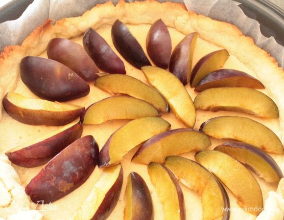 Сливы нарезать дольками,равномерно распределить.