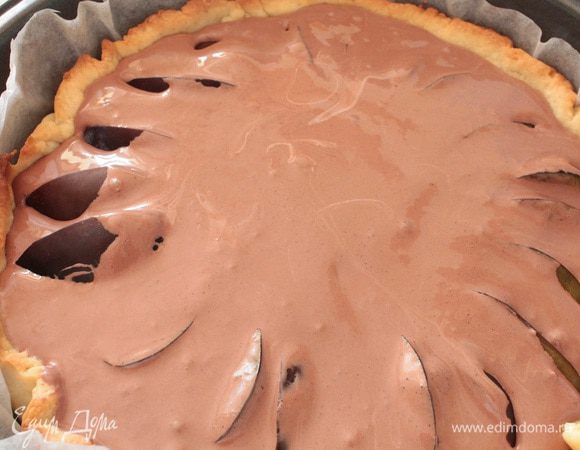 Затем приготовленную заливку из пудинга.