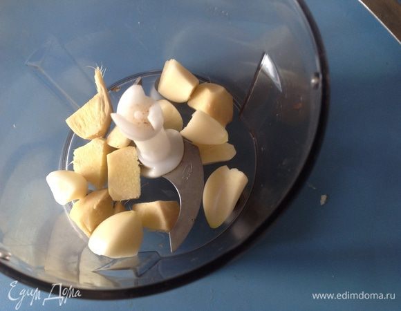 Очистить и мелко порубить чеснок и имбирь. И того и другого я использовала немного больше, нежели дано в рецепте.