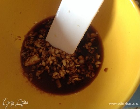 Перец чили разрезать вдоль пополам, удалить семена и перегородки и нарезать полукольцами.  Смешать половину чеснока, имбиря и чили с соевым соусом, сахаром и  БЕЛЫМ ВИННЫМ уксусом. На мой вкус, сахара лучше класть больше. Хотя бы 3 чайные ложки. Хотя, по-хорошему, надо не один раз поэкспериментировать, прежде чем определиться со СВОИМИ пропорциями в рецепте;))) 