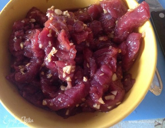 Положить мясо в эту смесь, накрыть пленкой и оставить на 15-20 минут