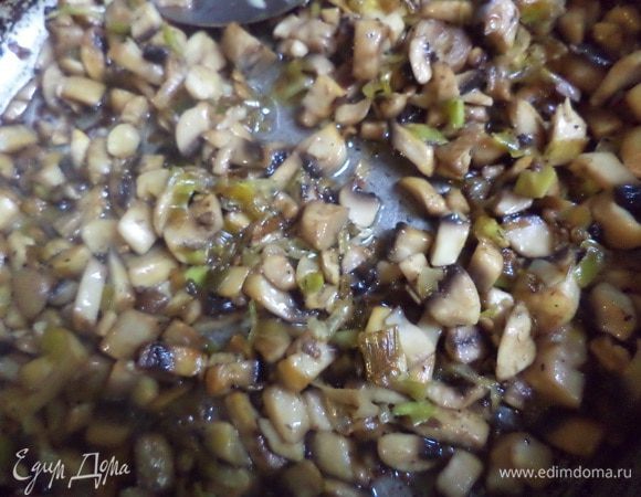 Белую часть порея нарезать колечками. Шампиньоны нарезать кубиками.
На растительном масле обжарить порей, добавить грибы, посолить, поперчить, обжарить всё вместе.