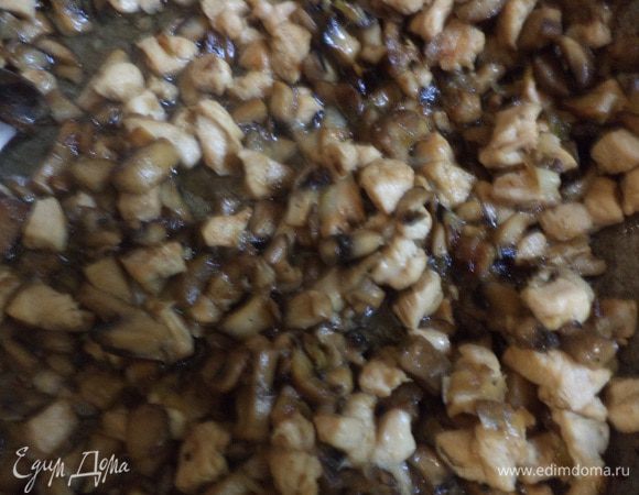 Репчатую луковицу нарезать кубиками. Куриное филе нарезать маленькими кусочками. В отдельной сковороде на растительном масле обжарить луковицу до прозрачности. Добавить курицу, обжарить.
Добавить обжаренные грибы, влить бульон, посолить и тушить под крышкой на умеренном огне 15 - 20 минут.