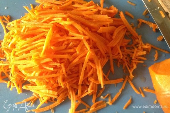Морковь очистить и нарезать тонкой соломкой. Лук очистить и нарезать не слишком тонко четвертинками колец. Зеленый лук нарезать наискосок кусочками длиной 2 см.