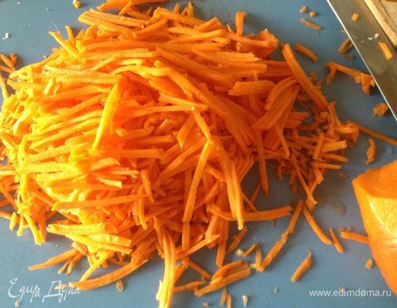 Морковь очистить и нарезать тонкой соломкой. Лук очистить и нарезать не слишком тонко четвертинками колец. Зеленый лук нарезать наискосок кусочками длиной 2 см. 