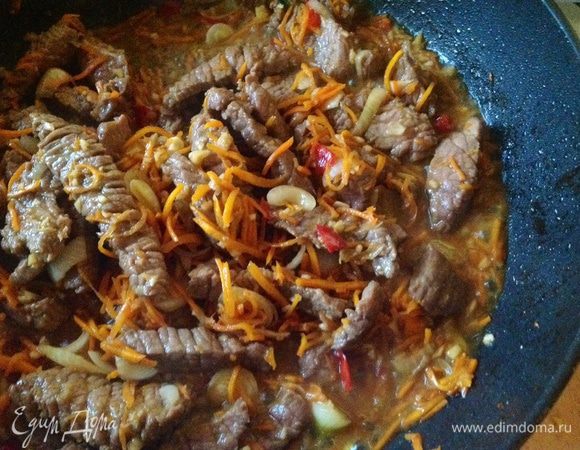 Вернуть мясо в вок и влить оставшийся маринад. Готовить, помешивая, примерно 1 минуту. 