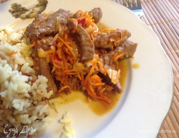 Посолить и поперчить и подавать сразу же, посыпав зеленым луком. 