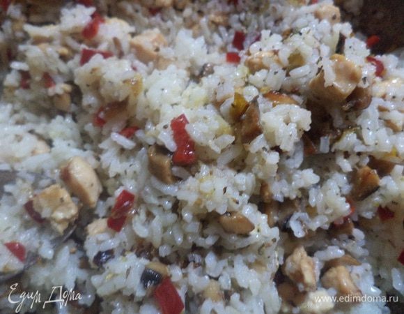 Снять сковороду с огня, добавить рис, перец чили (нарезанный очень мелко), сливочное масло, петрушку, перемешать.