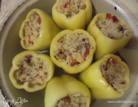 Стручки перца наполнить начинкой и накрыть верхушками. Форму для запекания смазать растительным маслом, выложить перцы. На дно формы налить немного воды. Запекать при температуре 180 градусов 30 - 40 минут.