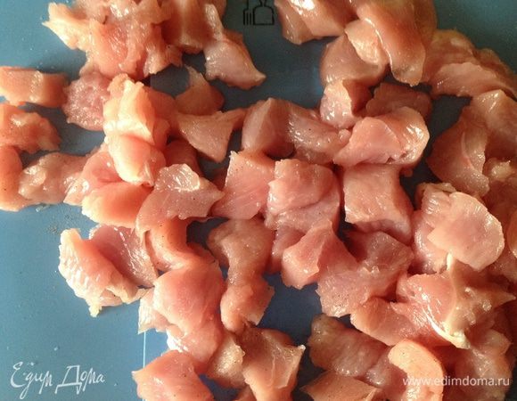 Нарежьте филе индейки маленькими кусочками; разогрейте сковородку, добавьте топленое масло и обжаривайте до побеления мяса, примерно 5 минут. 