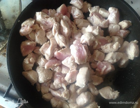 Шумовкой переложить мясо в миску. 