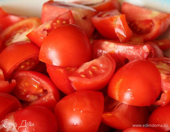 Томаты нарезаем крупными дольками.