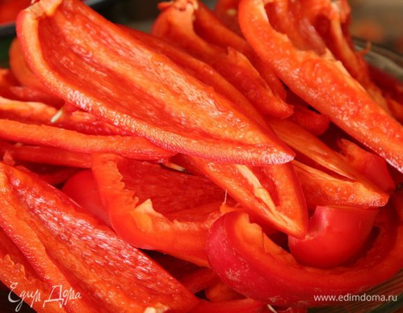 Перец тоже нарезаем дольками.