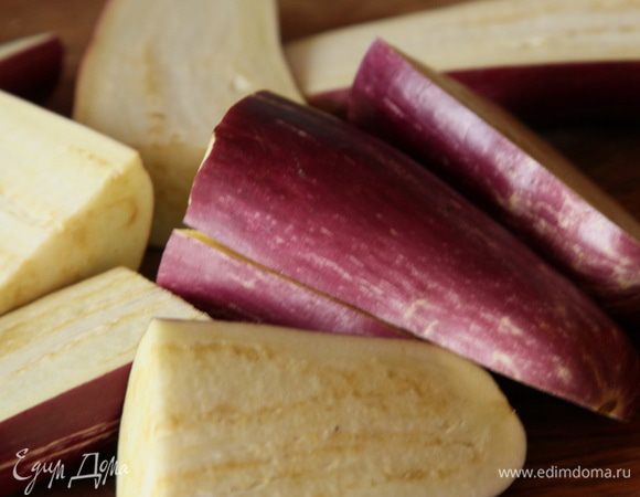 Баклажаны нарезаем пополам вдоль и пополам поперек. Если баклажан крупный, можно поперек нарезать несколько раз.