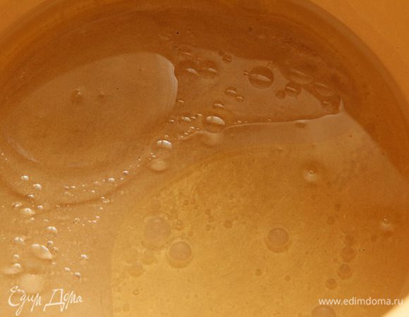 В кастрюлю наливаем 100 мл масла и 100 мл уксуса