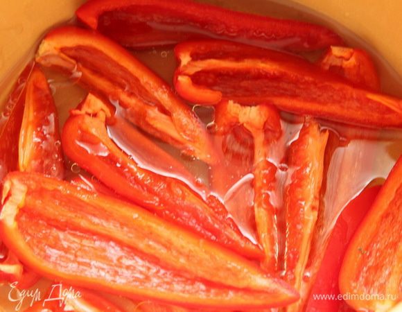 Выкладываем в 1 слой перец.