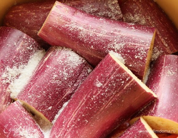 Затем в 1 слой баклажаны и солим по вкусу сверху баклажан.