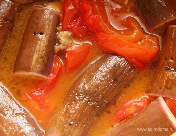 Накрываем крышкой, доводим до кипения, убавляем огонь и под крышкой тушим до мягкости баклажан. Как только баклажаны легко прокалываются вилкой - можно выкладывать в банку.