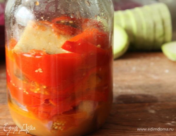 Рецепт хорош тем, что вы приготовили баклажаны, выложили в банку, а она неполная. Не беда! Накрываем крышечкой и готовим следующую порцию, а потом добавляем в банку. Сока с перцами и помидорами получится много и некоторое количество останется в кастрюле. Мы снова выкладываем перцы в 1 слой, затем помидоры, затем баклажаны, солим по вкусу сверху и снова под крышкой готовим до готовности баклажан. Выкладываем в банку и закатываем крышку. Когда у вас соуса останется в кастрюле совсем мало, добавляем 100 мл масла, 100 мл уксуса и далее перцы, помидоры, баклажаны, соль. До тех пор пока не закончатся баклажаны. 